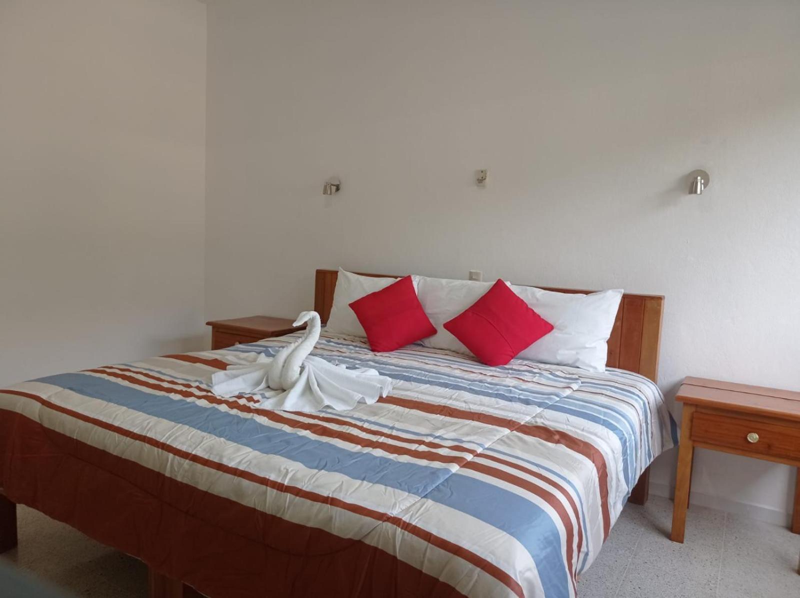 Hotel Los Leones Паленке Екстериор снимка